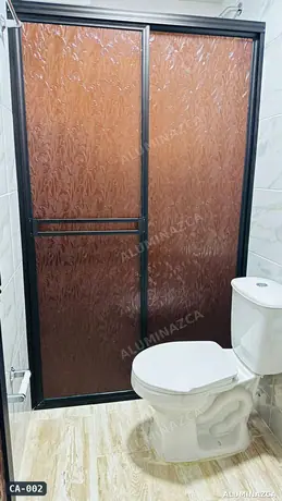 Cabina de baño corrediza en acrílico café texturizado, marco negro – CA-002 | Aluminazca Medellín