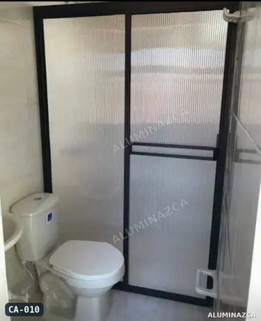 Cabina de baño corrediza en acrílico esmerilado, marco negro – CA-010 | Aluminazca Medellín