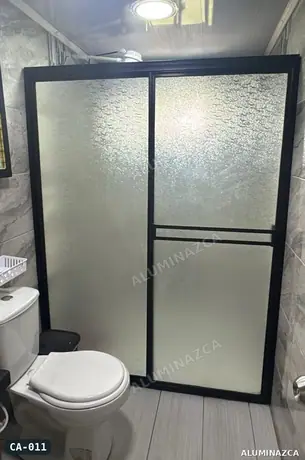 Cabina de baño corrediza en acrílico esmerilado, marco negro – CA-011 | Aluminazca Medellín