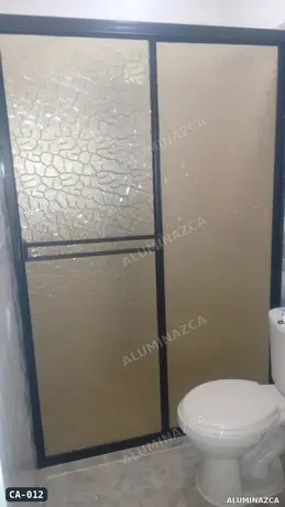 Cabina de baño corrediza en acrílico bronce texturizado, marco negro – CA-012 | Aluminazca Medellín