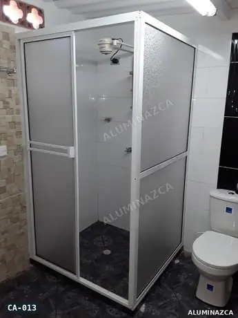 Cabina de baño en esquina en acrílico esmerilado, marco blanco – CA-013 | Aluminazca Medellín
