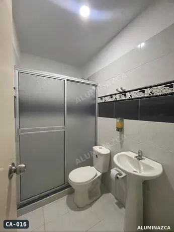Cabina de baño corrediza en acrílico esmerilado, marco aluminio – CA-016 | Aluminazca Medellín