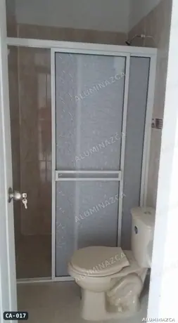 Cabina de baño batiente en acrílico esmerilado, marco aluminio – CA-017 | Aluminazca Medellín
