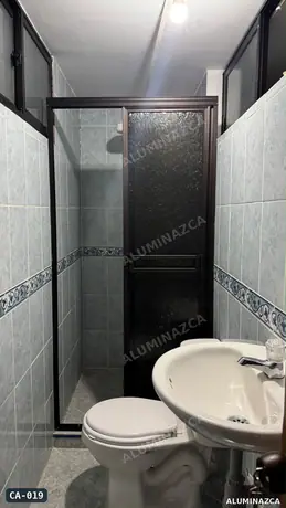 Cabina de baño corrediza en acrílico humo, marco negro – CA-019 | Aluminazca Medellín