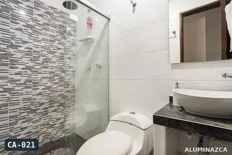 Cabina de baño en vidrio templado, panel fijo con puerta batiente – CA-021 | Aluminazca Medellín