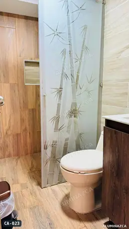 Cabina de baño en vidrio templado decorado con motivo de bambú – CA-023 | Aluminazca Medellín