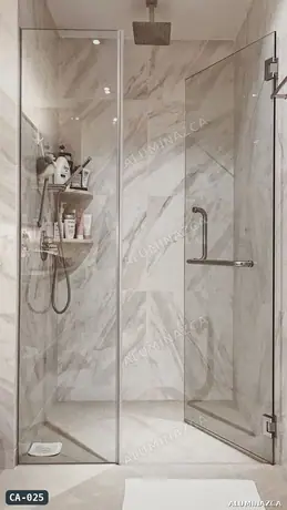 Cabina de baño en vidrio templado transparente, puerta batiente con manija – CA-025 | Aluminazca Medellín