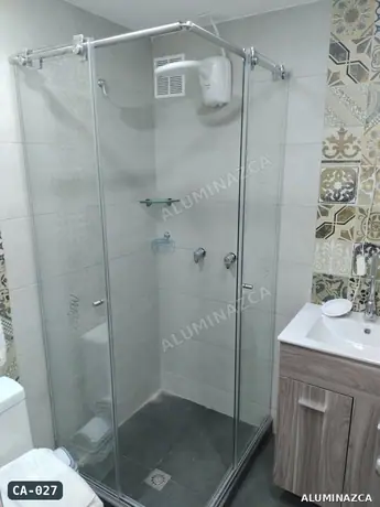 Cabina de baño en esquina en vidrio templado transparente – CA-027 | Aluminazca Medellín