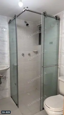 Cabina de baño corrediza en vidrio templado con herrajes a la vista – CA-028 | Aluminazca Medellín