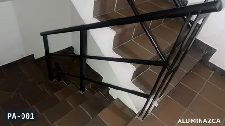 Pasamanos en tubo negro con vidrio para escalera – PA-001 | Aluminazca Medellín