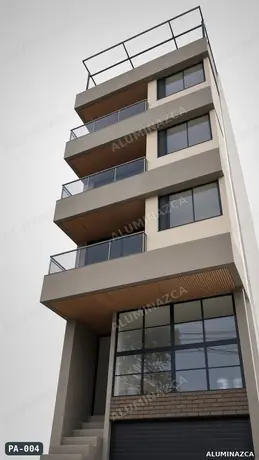 Fachada de edificio con balcones en vidrio y barandal – código PA-004