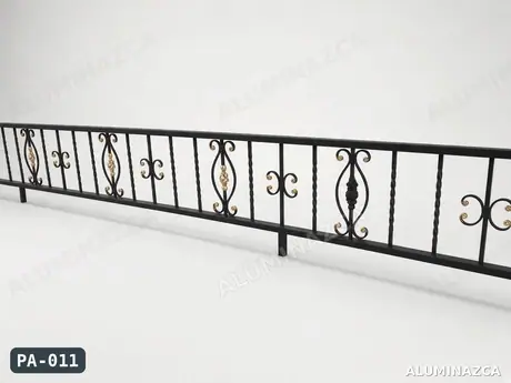 Barandal en hierro forjado negro con figuras decorativas y detalles dorados – PA-011 | Aluminazca Medellín