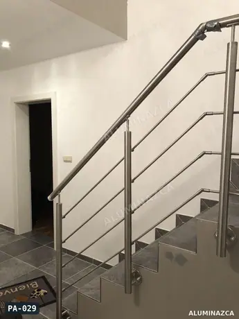 Pasamanos en acero inoxidable con tubos horizontales (instalado) – PA-029 | Aluminazca Medellín