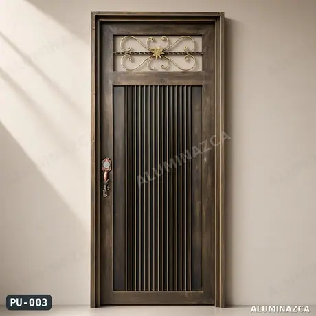Puerta metálica con listones verticales, reja decorativa superior, acabado envejecido – código PU-003