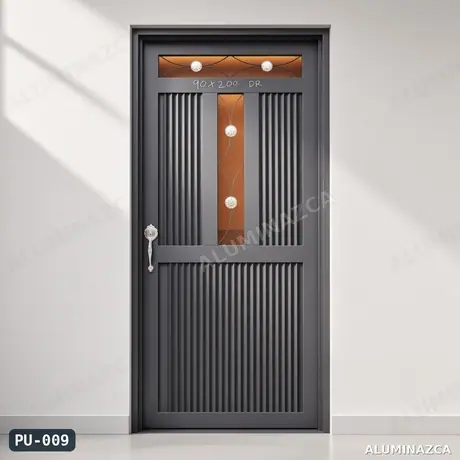 Puerta metálica negra con listones verticales y detalle en cobre – PU-009 | Aluminazca Medellín