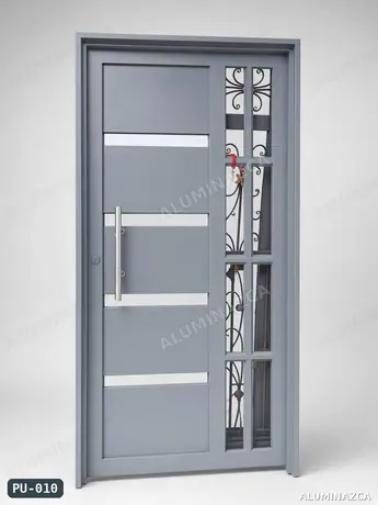 Puerta moderna gris con franjas y panel lateral con reja forjada – PU-010 | Aluminazca Medellín