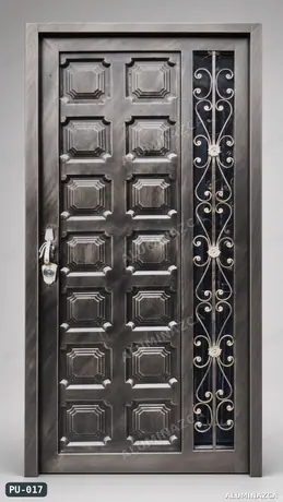 Puerta metálica de paneles con reja forjada lateral – PU-017 | Aluminazca Medellín