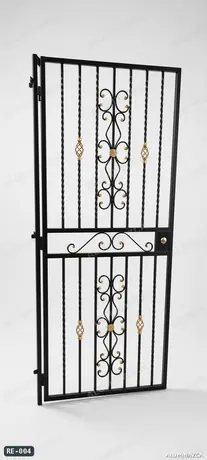 Reja de puerta en hierro forjado negro con detalles dorados – código RE-004