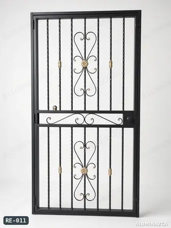 Reja de puerta en hierro forjado negro con detalles dorados – RE-011 | Aluminazca Medellín