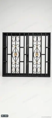 Reja de ventana pequeña forjada negra con detalles dorados – RE-019 | Aluminazca Medellín