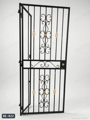 Reja de puerta en hierro forjado negro con detalles dorados – RE-022 | Aluminazca Medellín