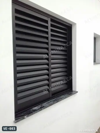 Ventana de persiana fija en aluminio negro – código VE-003