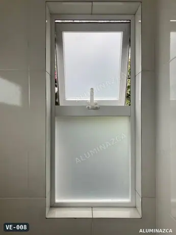 Ventana proyectante en aluminio blanco con vidrio esmerilado – VE-008 | Aluminazca Medellín