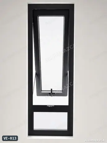 Ventana proyectante en aluminio negro, alta con paño fijo – VE-013 | Aluminazca Medellín