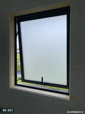 Ventana proyectante en aluminio negro con vidrio esmerilado – VE-017 | Aluminazca Medellín