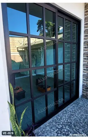 Ventanal en vidrio con marco negro y retícula, instalado – VE-028 | Aluminazca Medellín