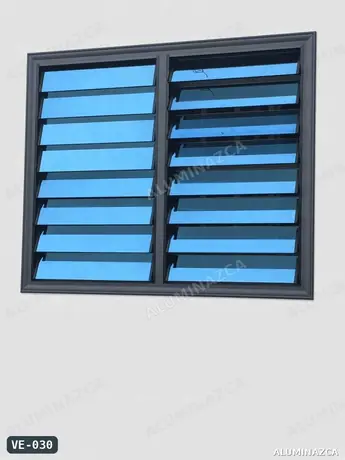 Ventana de persiana en vidrio azul, marco negro – VE-030 | Aluminazca Medellín