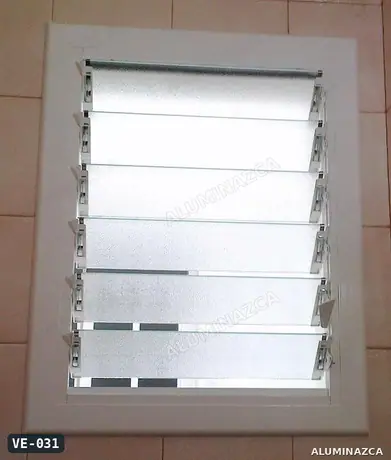 Ventana de persiana en vidrio esmerilado, marco blanco – VE-031 | Aluminazca Medellín