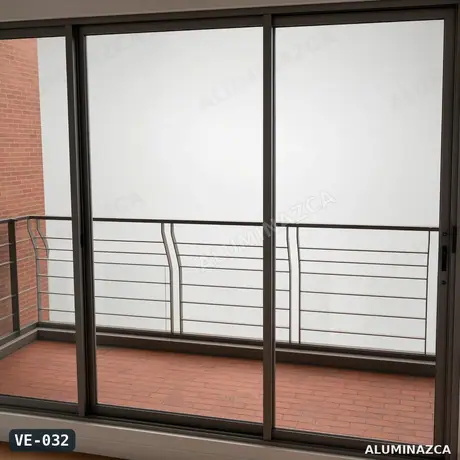 Ventanal corredizo en aluminio negro con vidrio esmerilado para balcón – VE-032 | Aluminazca Medellín