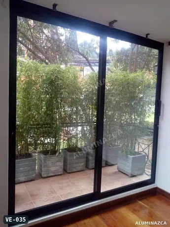 Ventanal corredizo en aluminio negro para balcón – VE-035 | Aluminazca Medellín